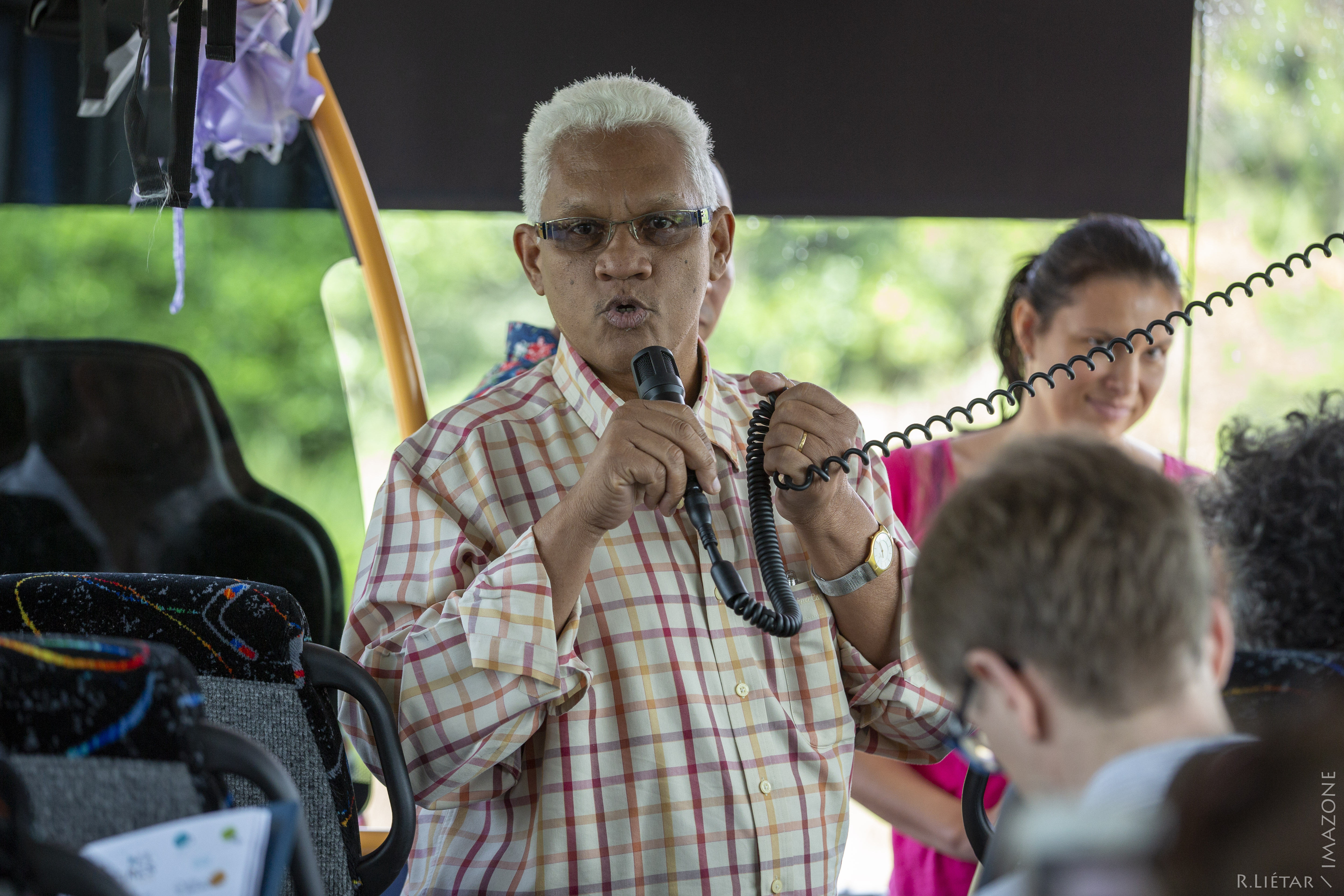 M. Patrick Lecante présente sa commune dans le bus à l’arrivée au Bourg de Montsinéry